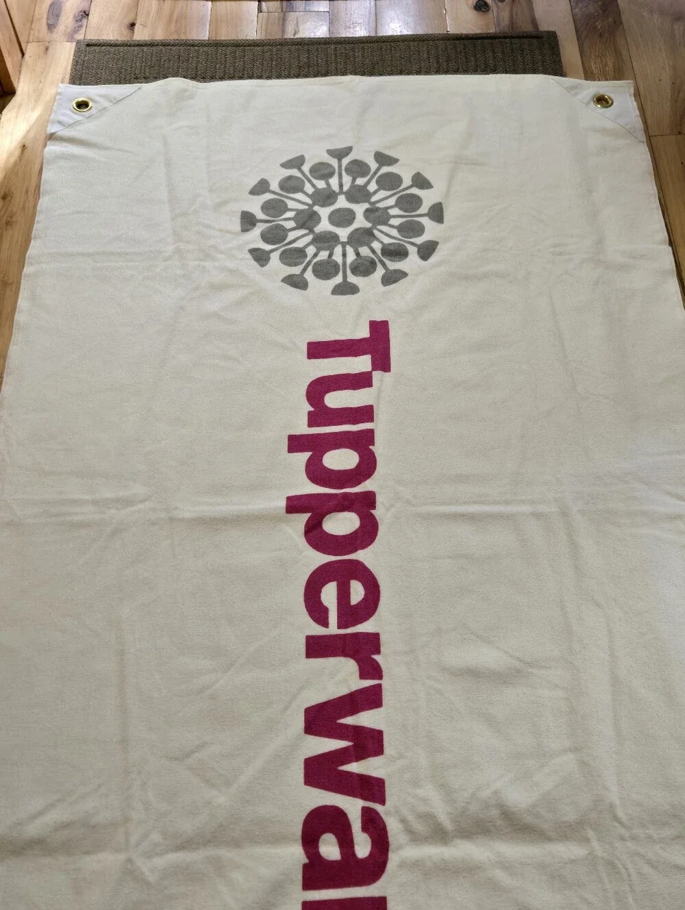 VINTAGE NOS TUPPERWARE WHITE BEACH TOWEL WITH STAKES OUTDOOR VACATION TRAVEL